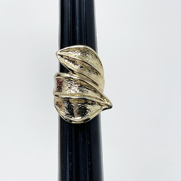 Boutique Gold Tone Twist Leaf Ring Size 7.75 Statement Chunky Cocktail Fashion - Picture 6 of 7
